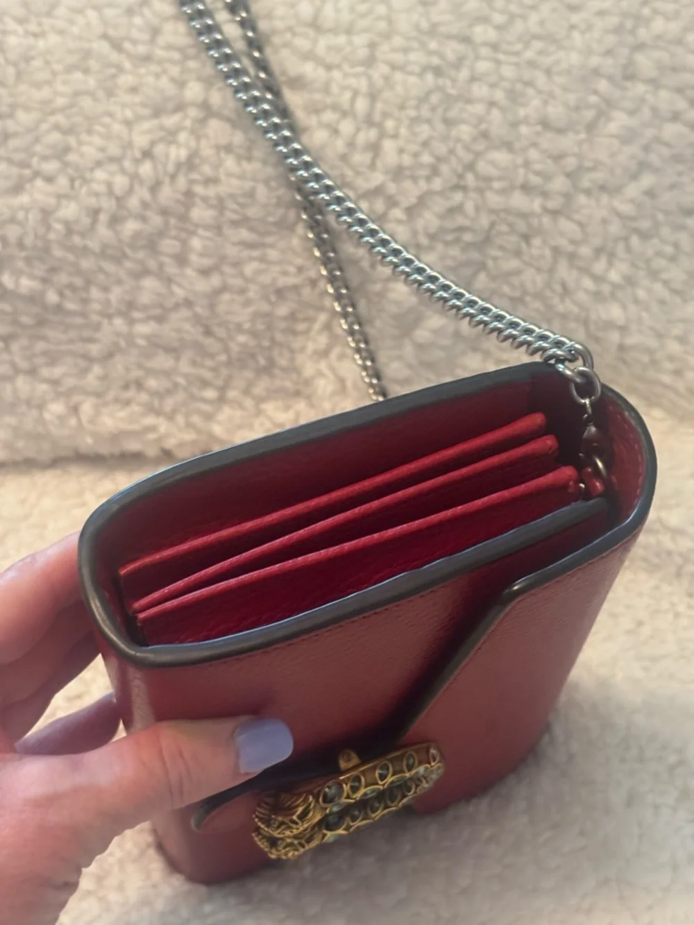 Gucci Red Pebbled Leather Shoulder Bag with Gold-Tone and jeweled closure. - Picture 4 of 6